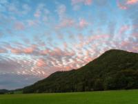 Über dem Haindorfer Berg leuchten die Abendwolken